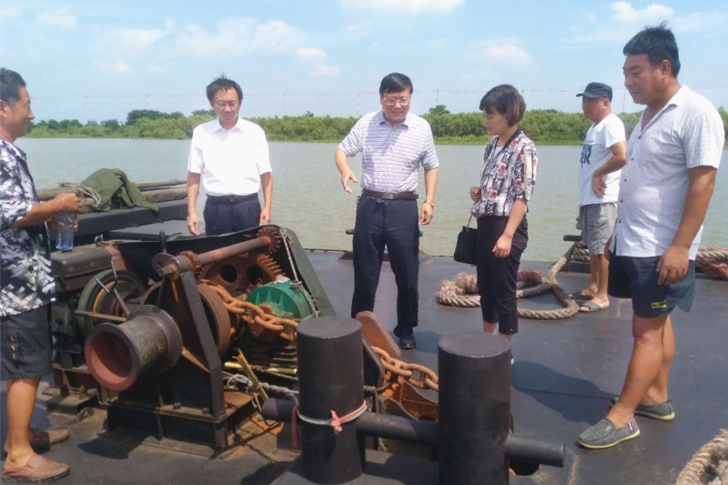 公司黨委委員、總經(jīng)理馬剛率隊深入船隊為船員“送清涼”